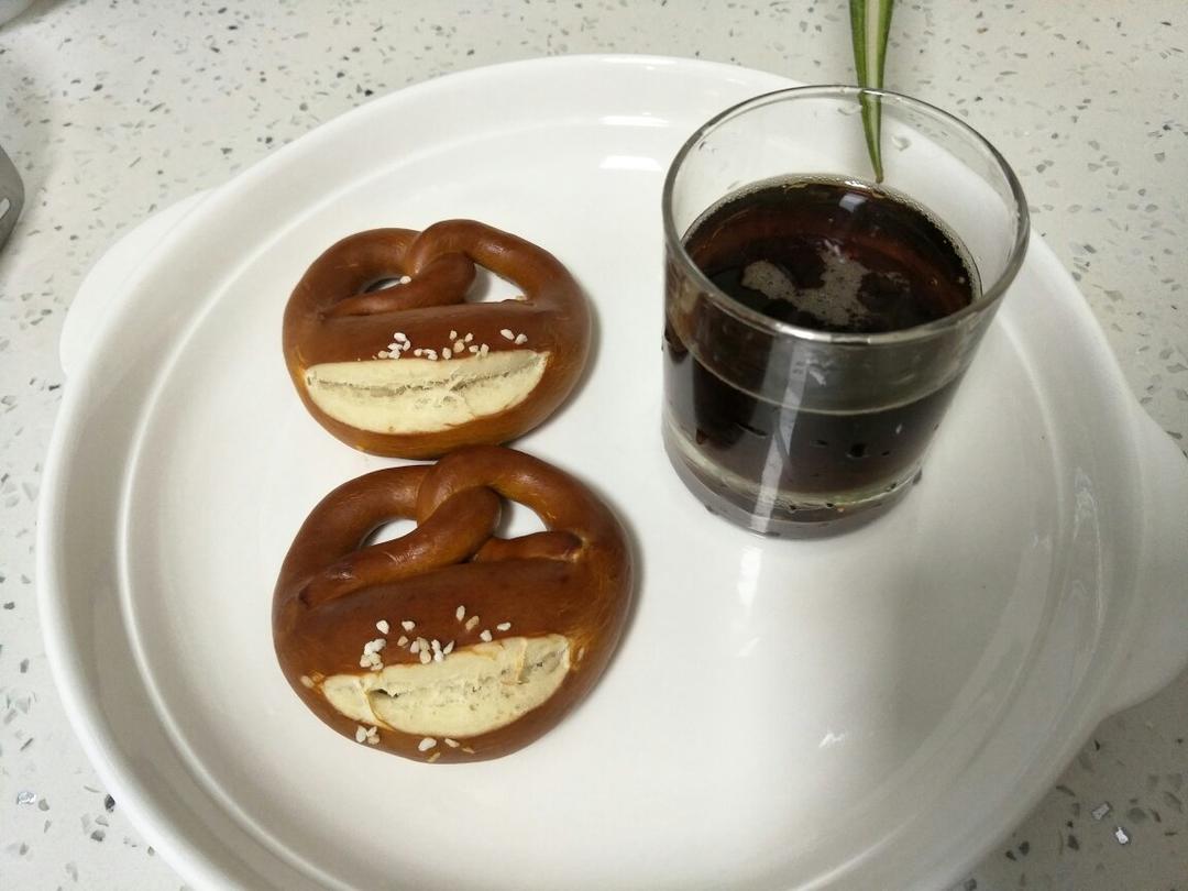 德国碱水面包Brezen（普雷节、巴伐利亚面包、扭结面包）