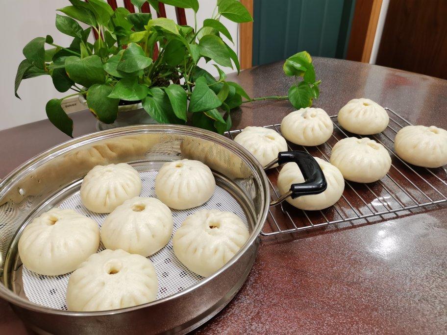 暄软的奶香豆沙包