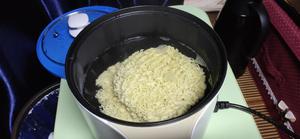 电煮锅·白菜炒面的做法 步骤2