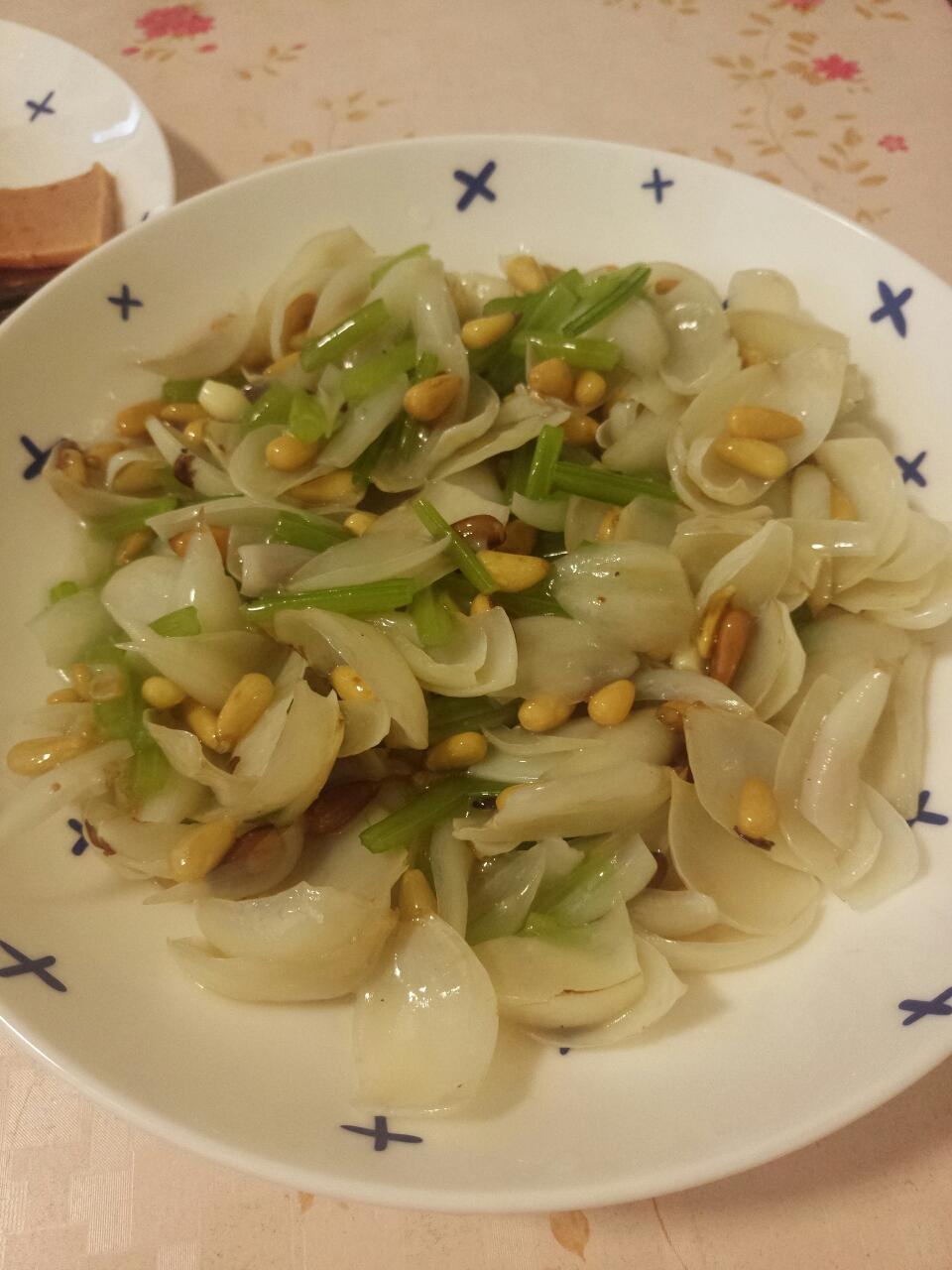 百合松子芹菜的做法