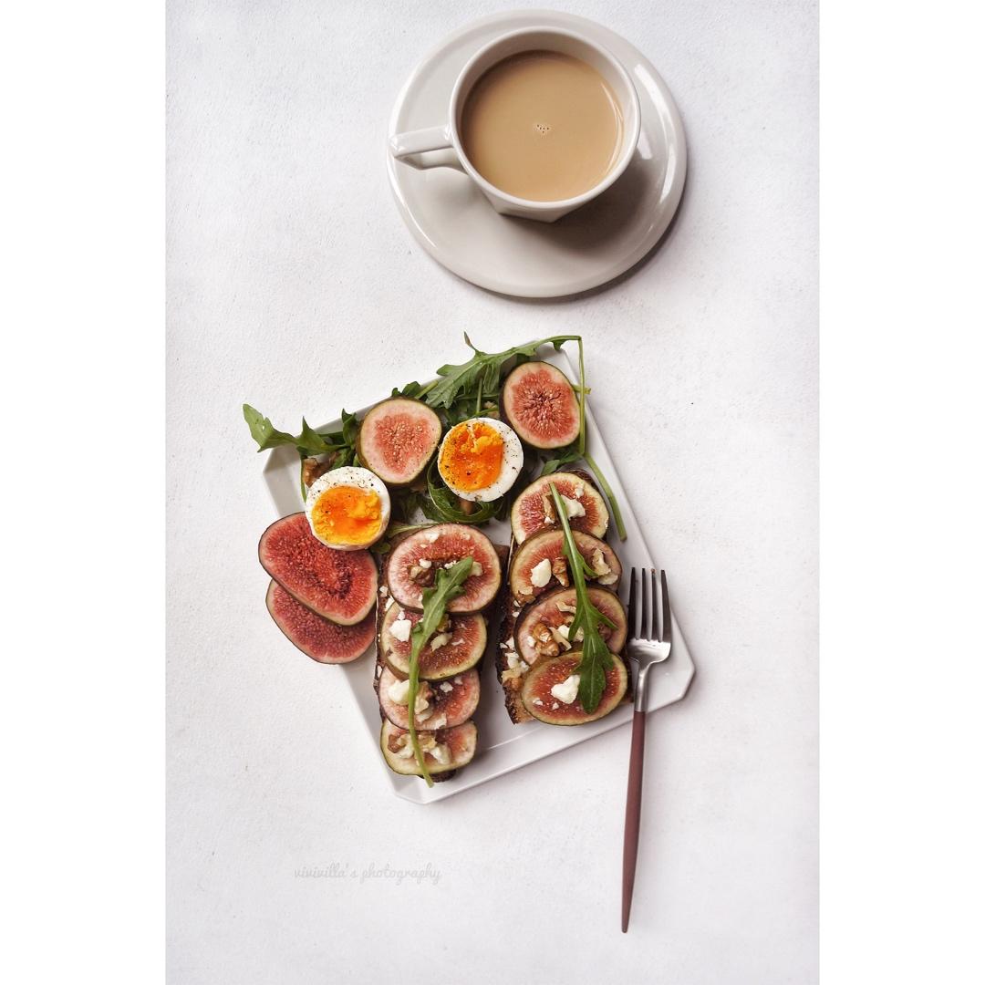 无花果松仁三明治（open-faced）