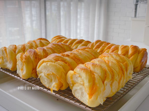 咸蛋黄奶酥面包（免模具）的做法 步骤16