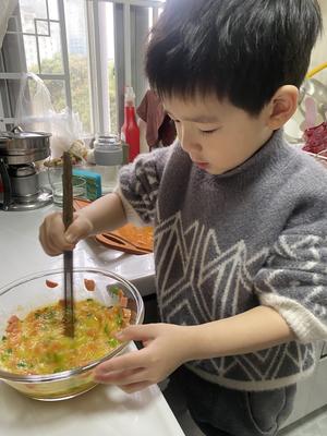 带着孩子做美食-芝士番茄火腿拉丝鸡蛋卷的做法 步骤4