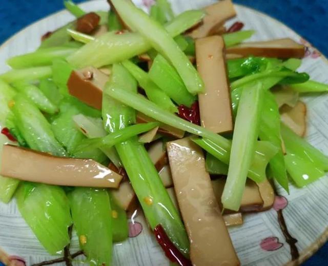 快手妈妈菜 芹菜炒香干居然这么好吃,做法简单,营养又健康的做法