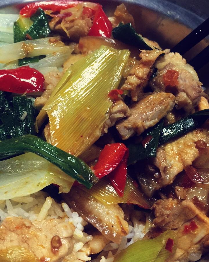2根蒜1块肉，简单炒一炒，下酒又下饭