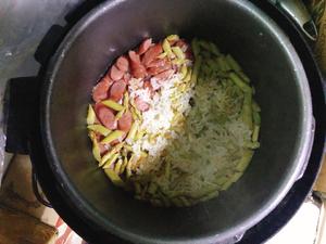 电饭煲🥘腊肠煲仔饭的做法 步骤2