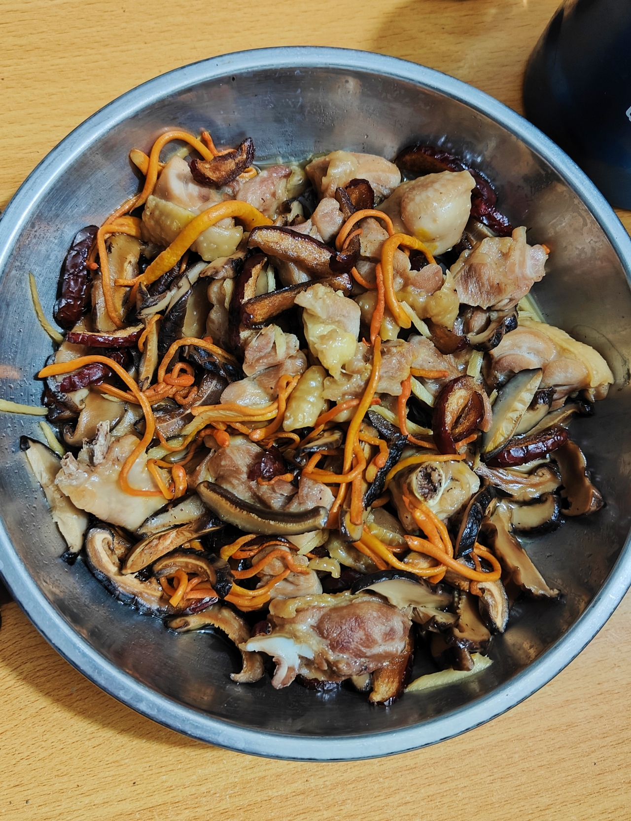 香菇红枣蒸滑鸡