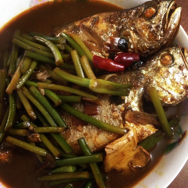 马丁爱吃汉堡包做的蒜苔焖狗腿鱼