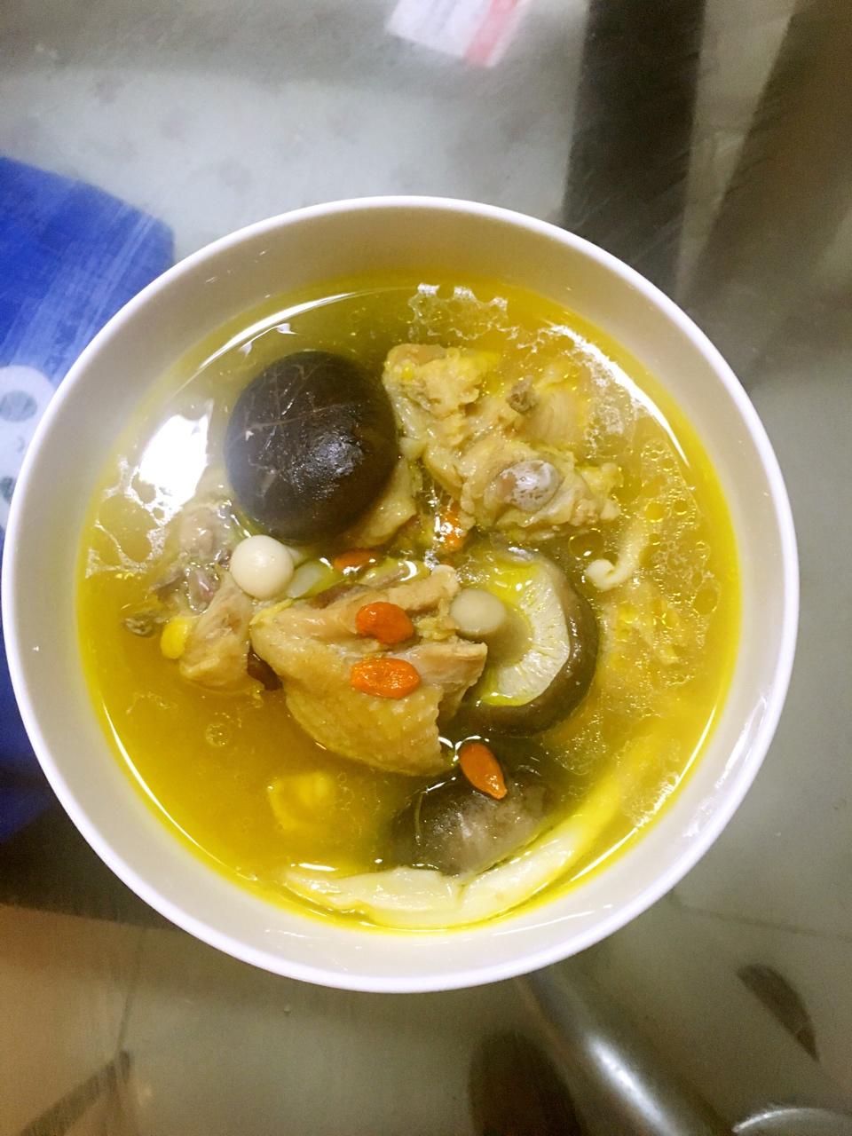 菌菇炖鸡汤