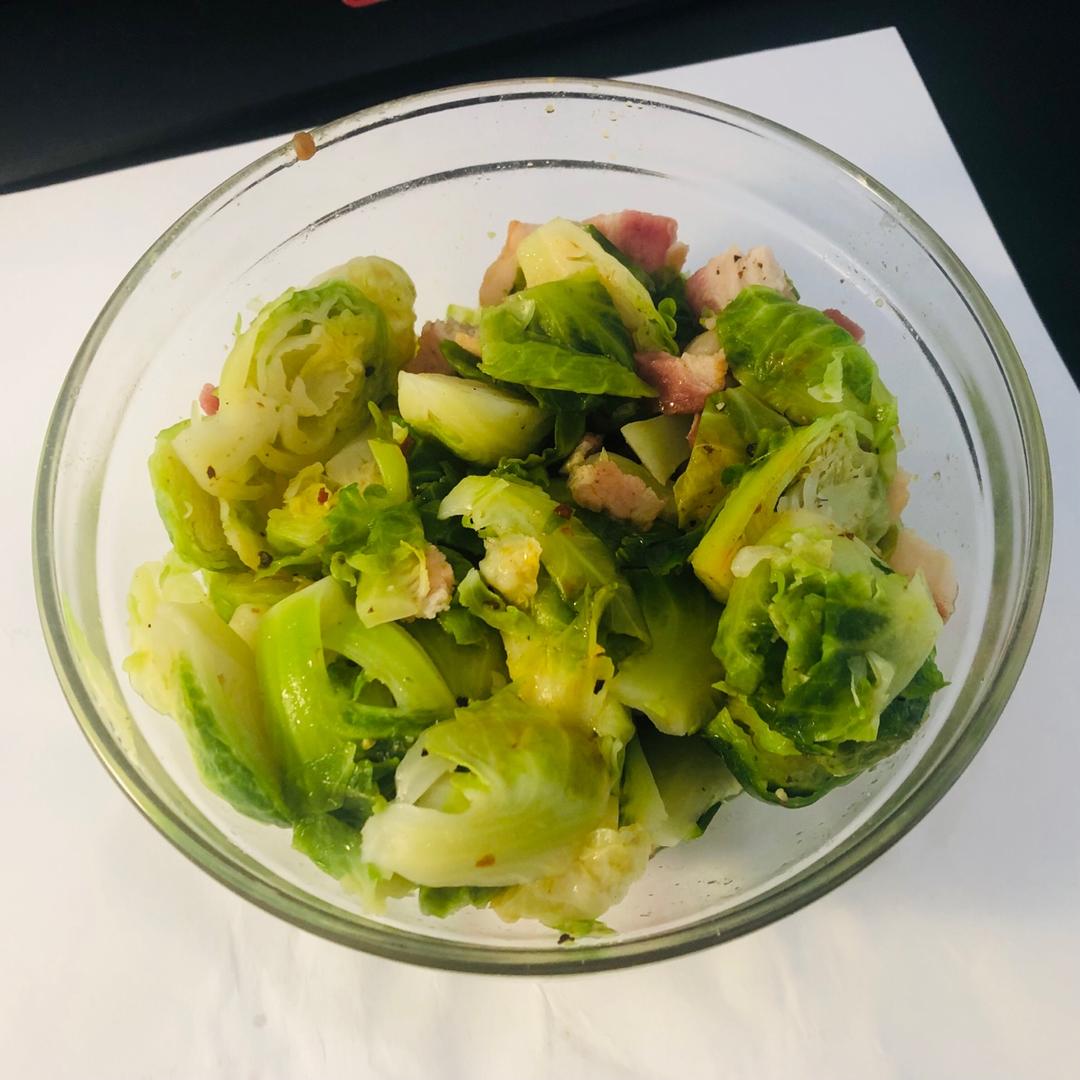 适合闺蜜聚会的小菜：黄油风味培根炒孢子甘蓝