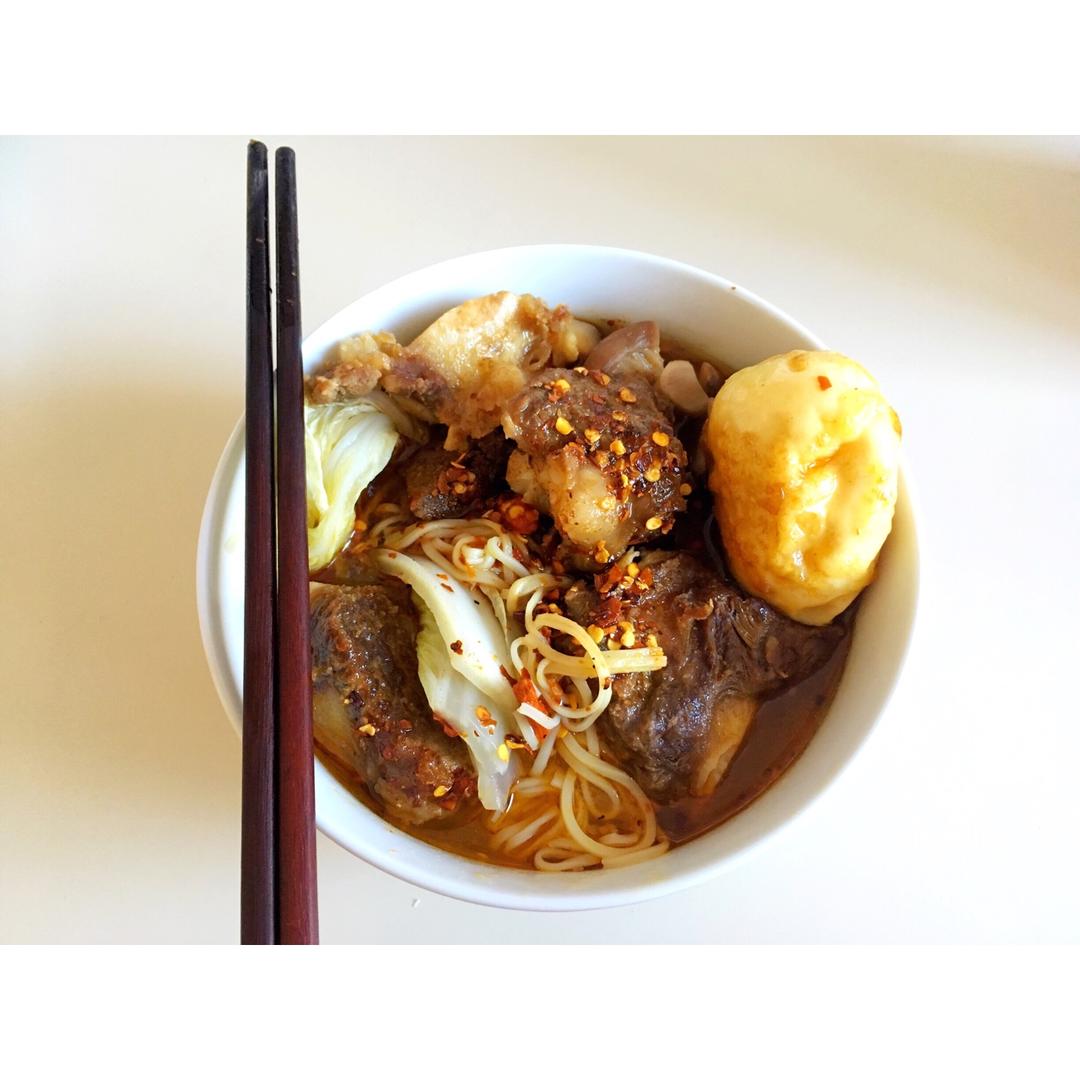 【麻辣排骨米粉】