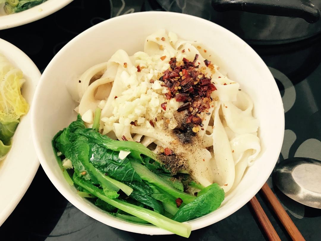 主食 油泼扯面【曼食慢语】 桃之夭夭wjl做的油泼扯面【曼食慢语】 桃