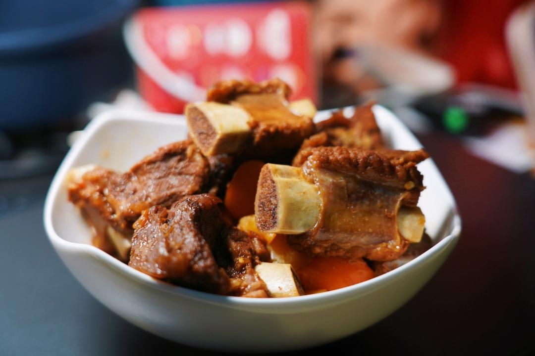 大酱骨（酱香浓郁软烂脱骨的大酱骨，汤汁拌饭吃2碗）