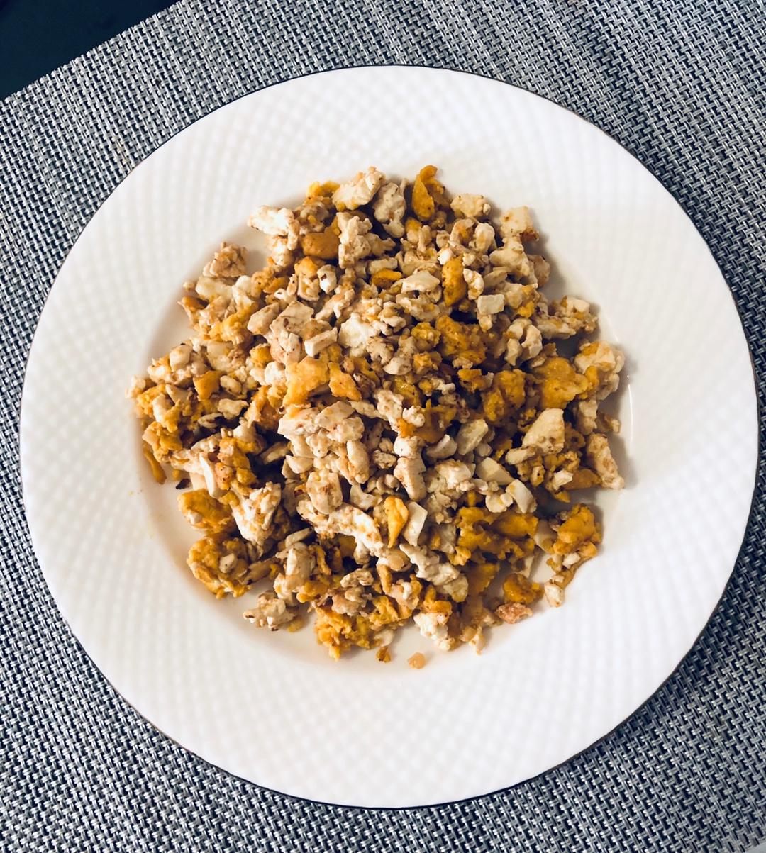 用鸡蛋和咸鸭蛋就能做出的螃蟹味：赛螃蟹