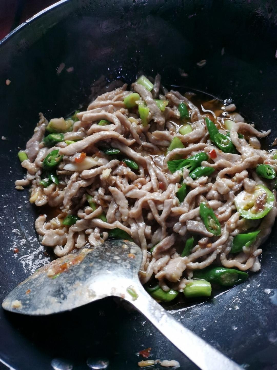 经典的家常菜，青椒炒肉丝，简单的食材也能做出如此美味