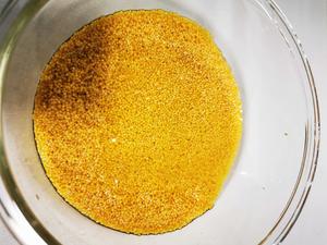 黄色面蔓菁小米红枣玉米面粥的做法 步骤3