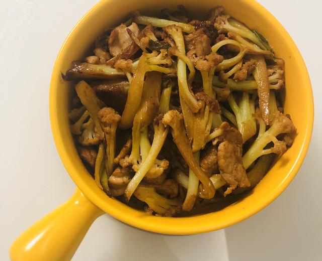 不放一滴水的肉炒菜花的做法