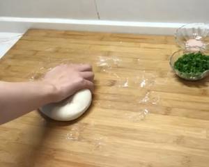 一根筷子压出香葱花卷（小视频食谱）的做法 步骤8