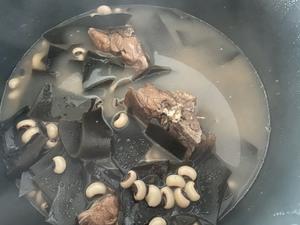 梅雨天来祛湿-猪骨眉豆海带汤的做法 步骤10