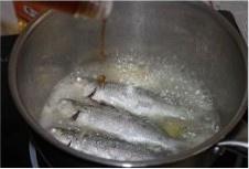 鱼露海鲜酱白蚬鱼的做法 步骤5