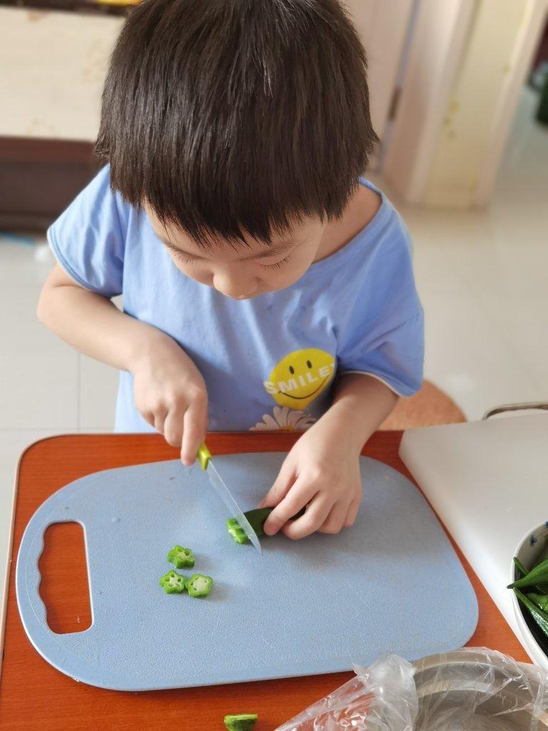 这绝对是秋葵颜值最高的做法，好看又好吃，端上桌最先光盘