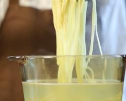香浓牡蛎奶酪意面（附Carbonara酱汁做法）－视频【没牌子】的做法 步骤3