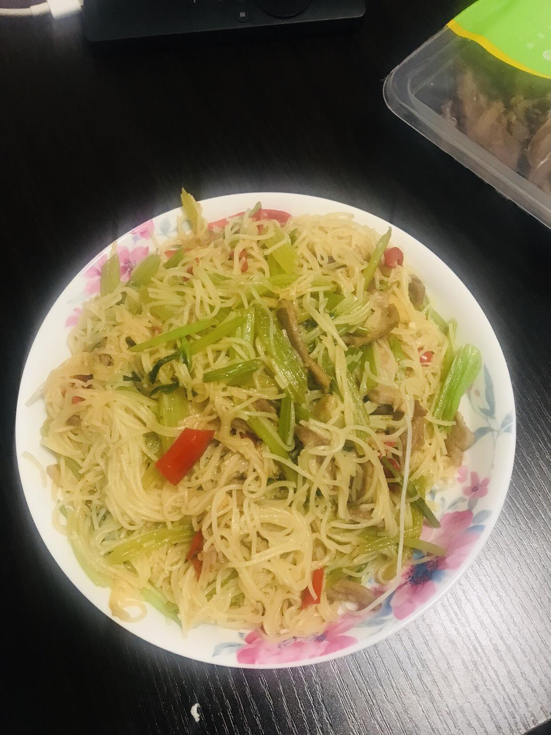 芹菜炒肉拌面的做法