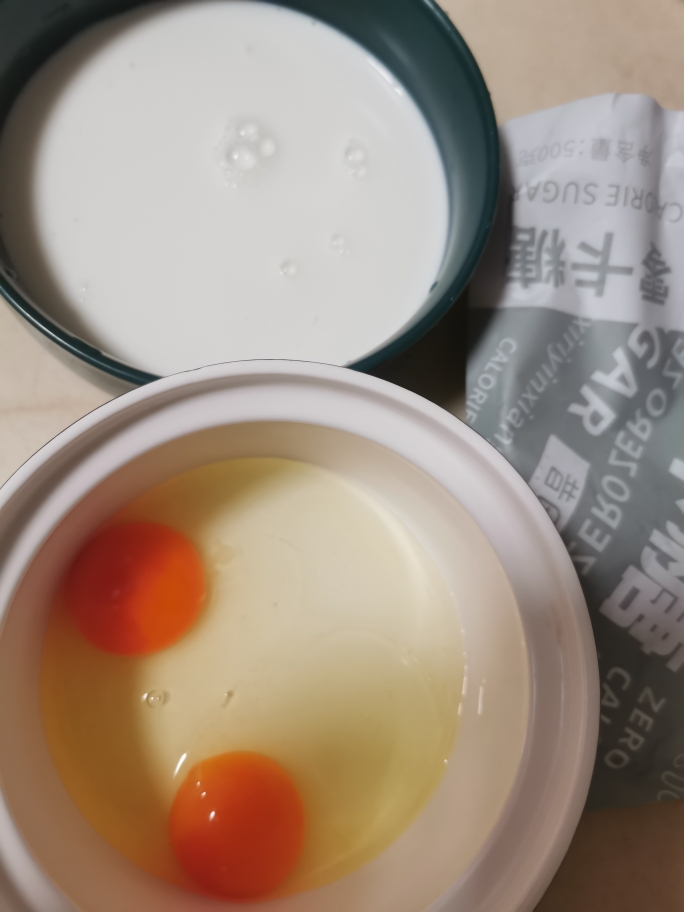 一定不要尝试的布丁，巨难吃，对鸡蛋有阴影了的做法 步骤1