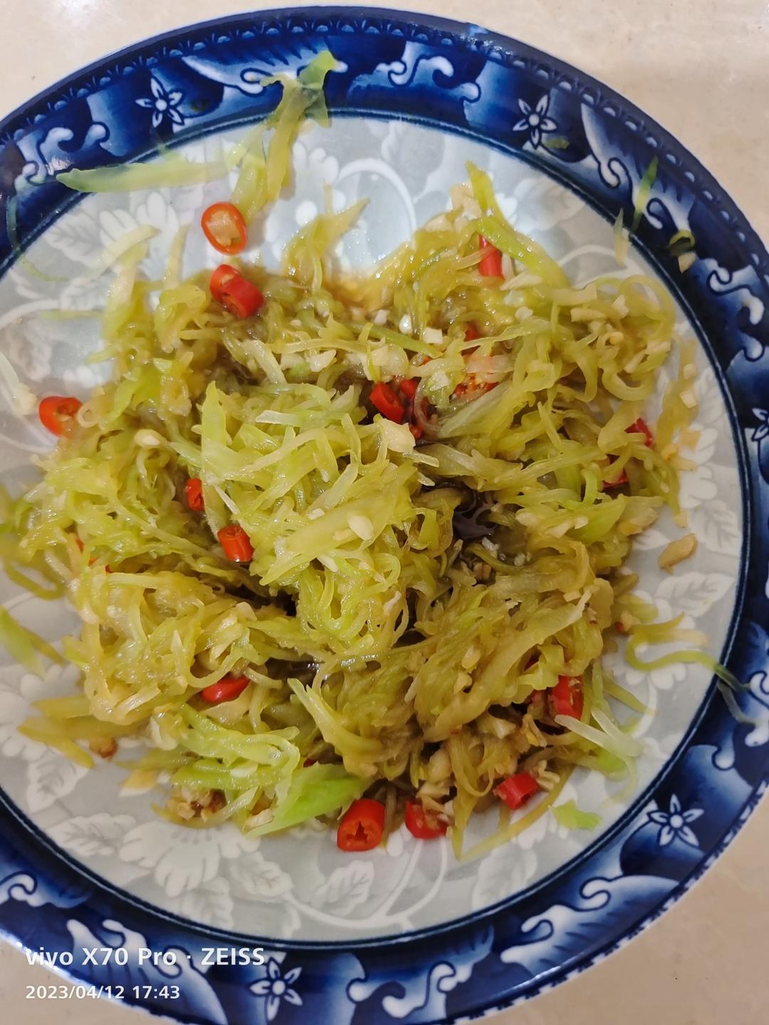 10分钟搞定的快手凉拌菜，清脆爽口的凉拌莴笋丝