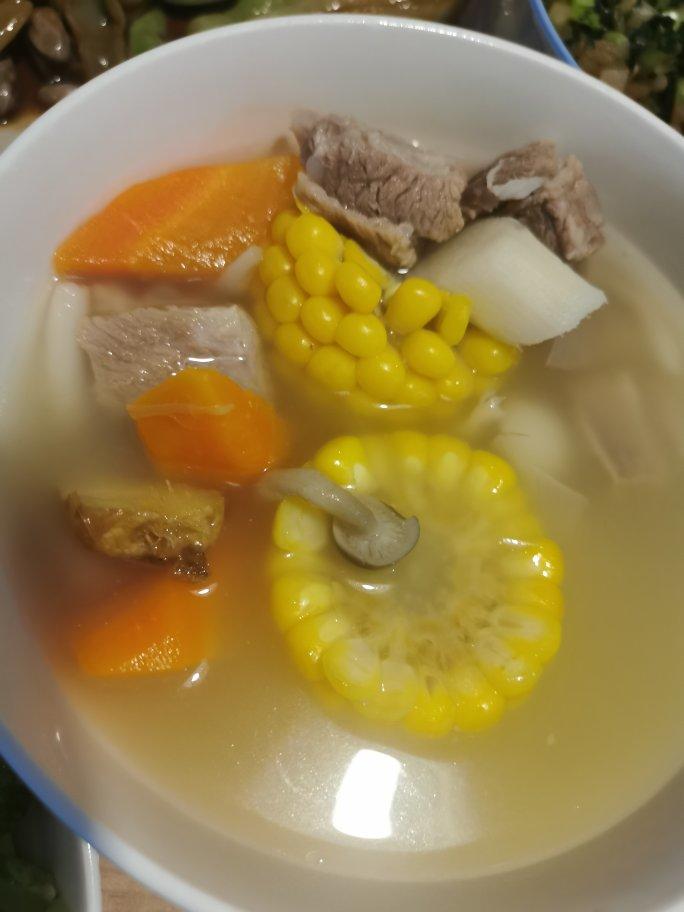 滋补养生 —— 玉米胡萝卜清炖排骨汤🌽