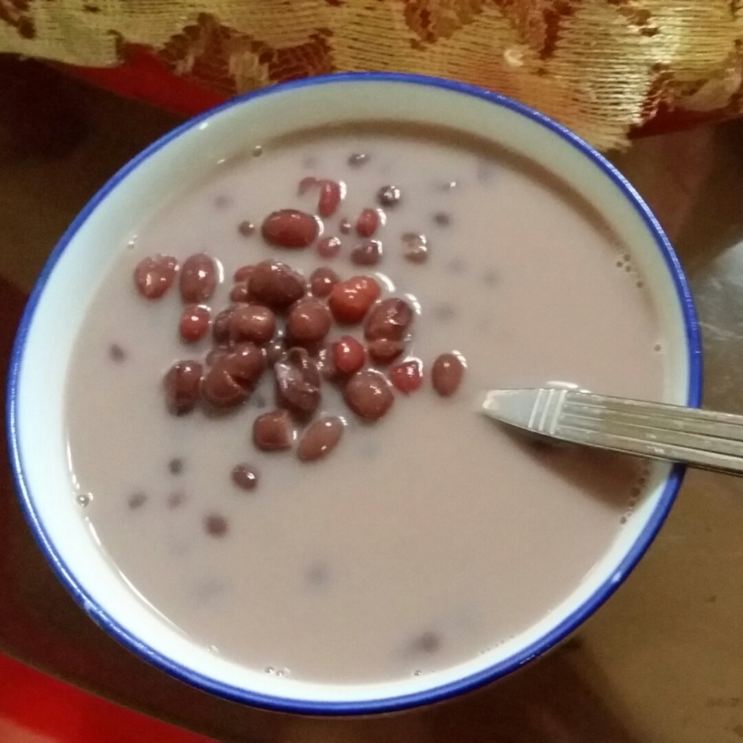 红枣红豆薏仁牛奶粥