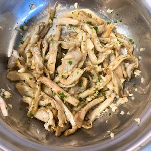 煎鳕鱼佐餐青豆泥配蘑菇的做法 步骤2