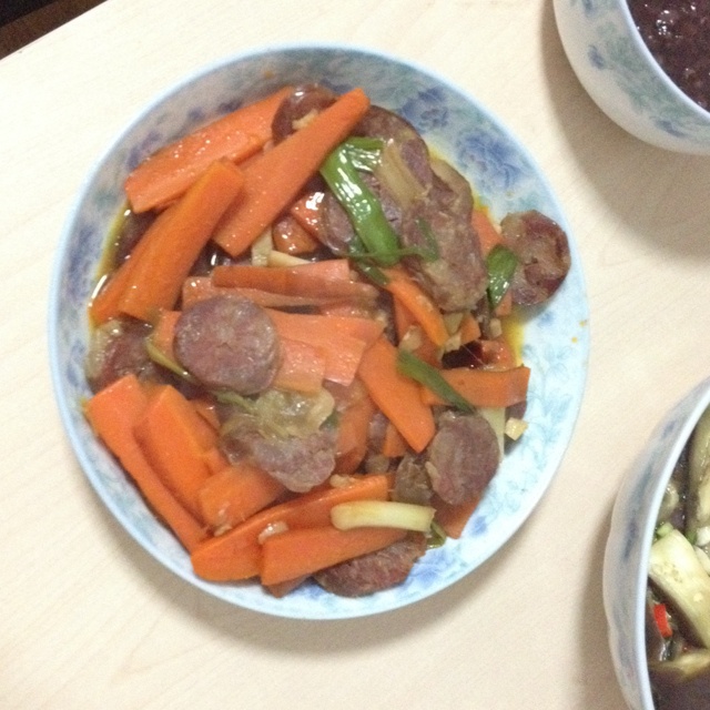 胡萝卜炒腊肠