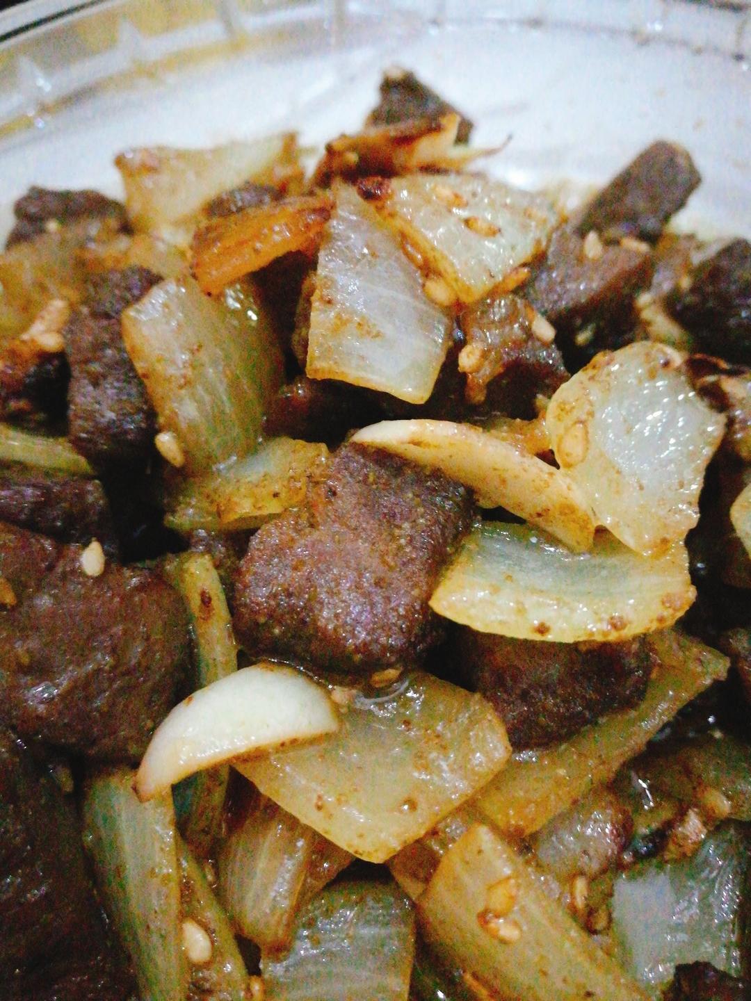 孜然洋葱炒牛肉粒