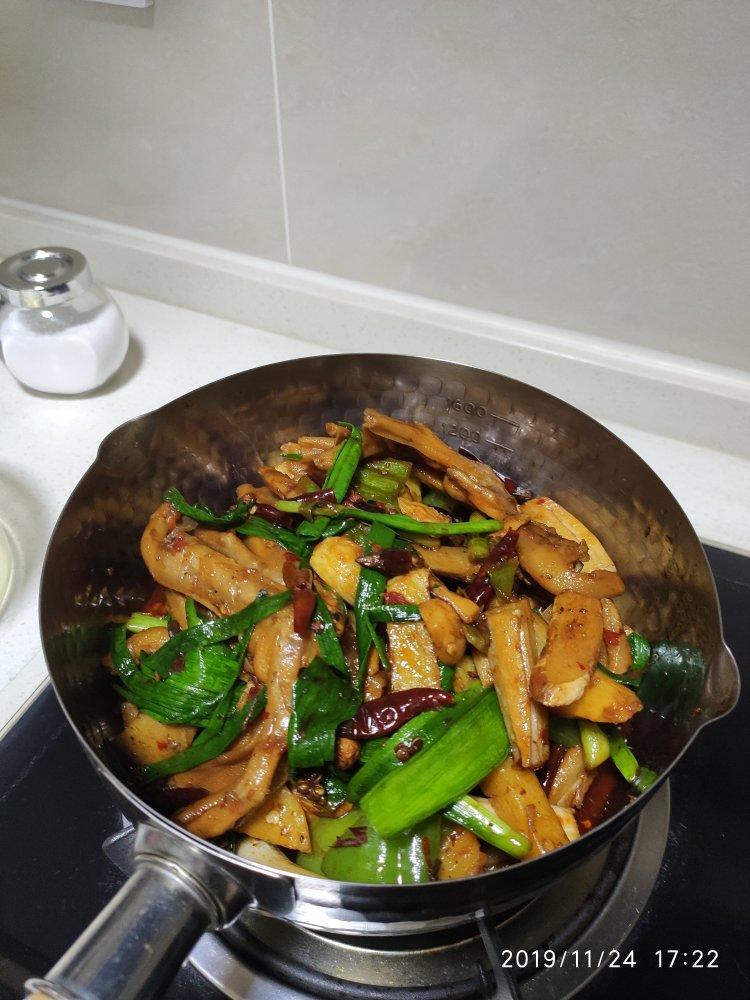 厨师长教你：“干锅鸭脚”的家常做法，边加热边吃全身都暖暖的