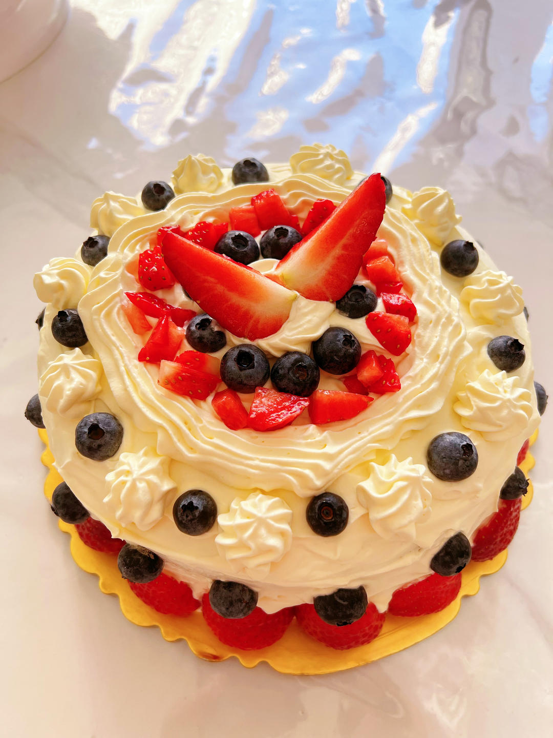 新手必成8寸生日蛋糕（详细多图干货经验分享，解决戚风蛋糕塌陷，奶油饰面涂不好，烤箱温度不好掌握等各种问题）