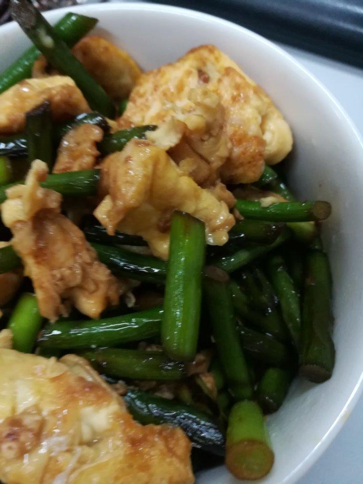 蒜苔炒鸡蛋（十分钟搞定一顿饭）