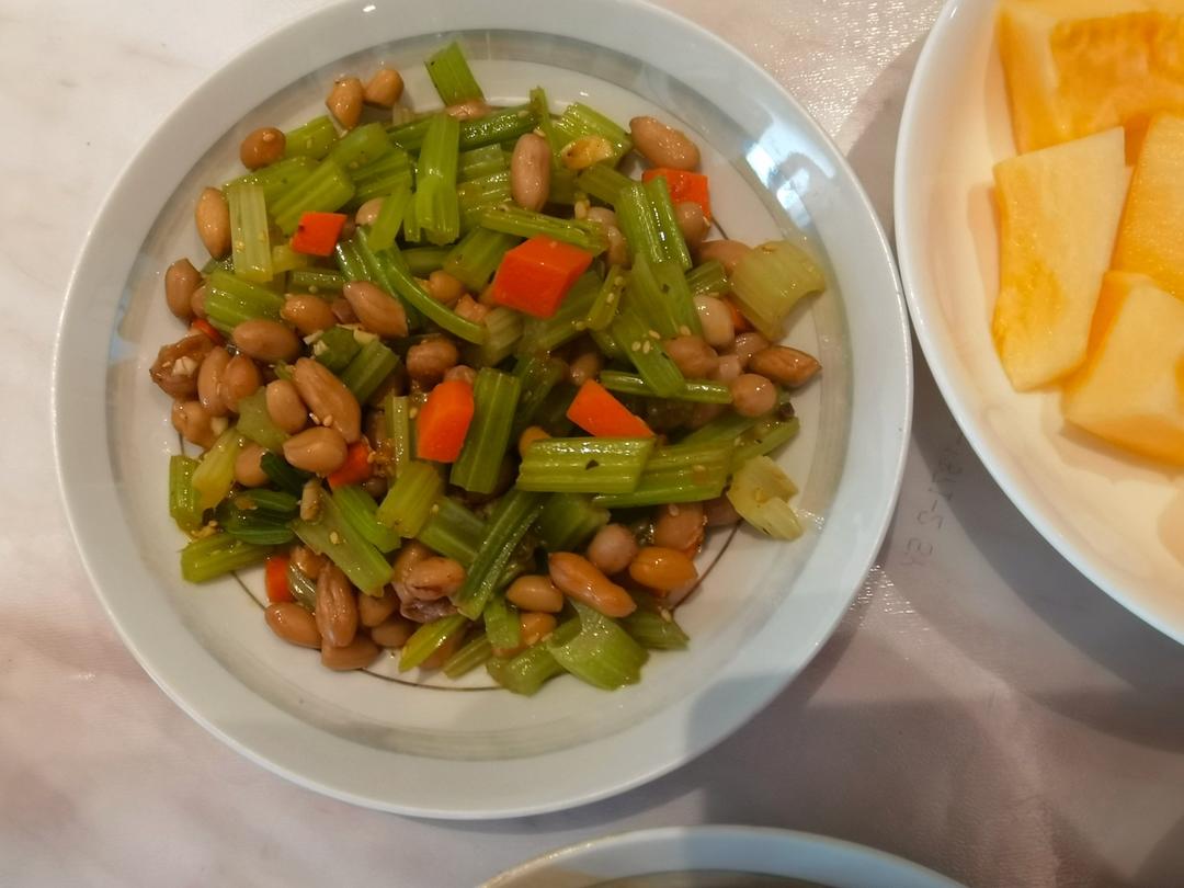 凉拌芹菜花生米胡萝卜