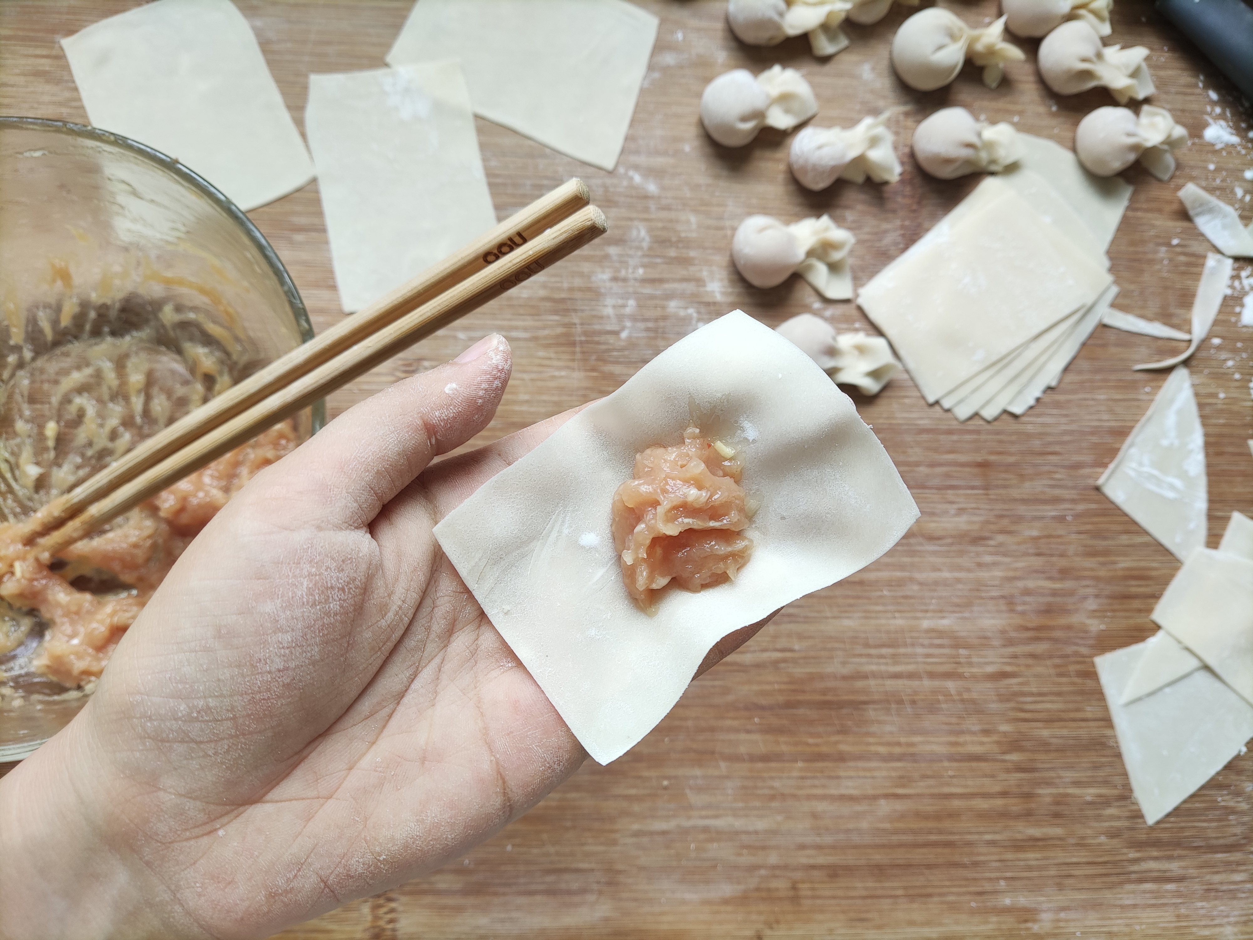 适合宝宝吃的鲜肉虾仁小馄饨，调馅、做皮、包制、保存的做法 步骤12