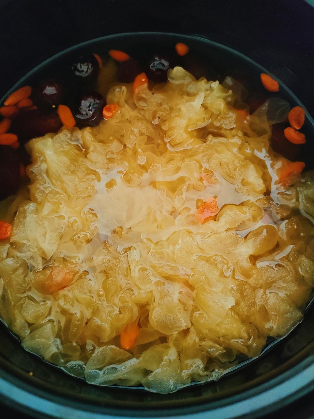 银耳红枣枸杞甜汤