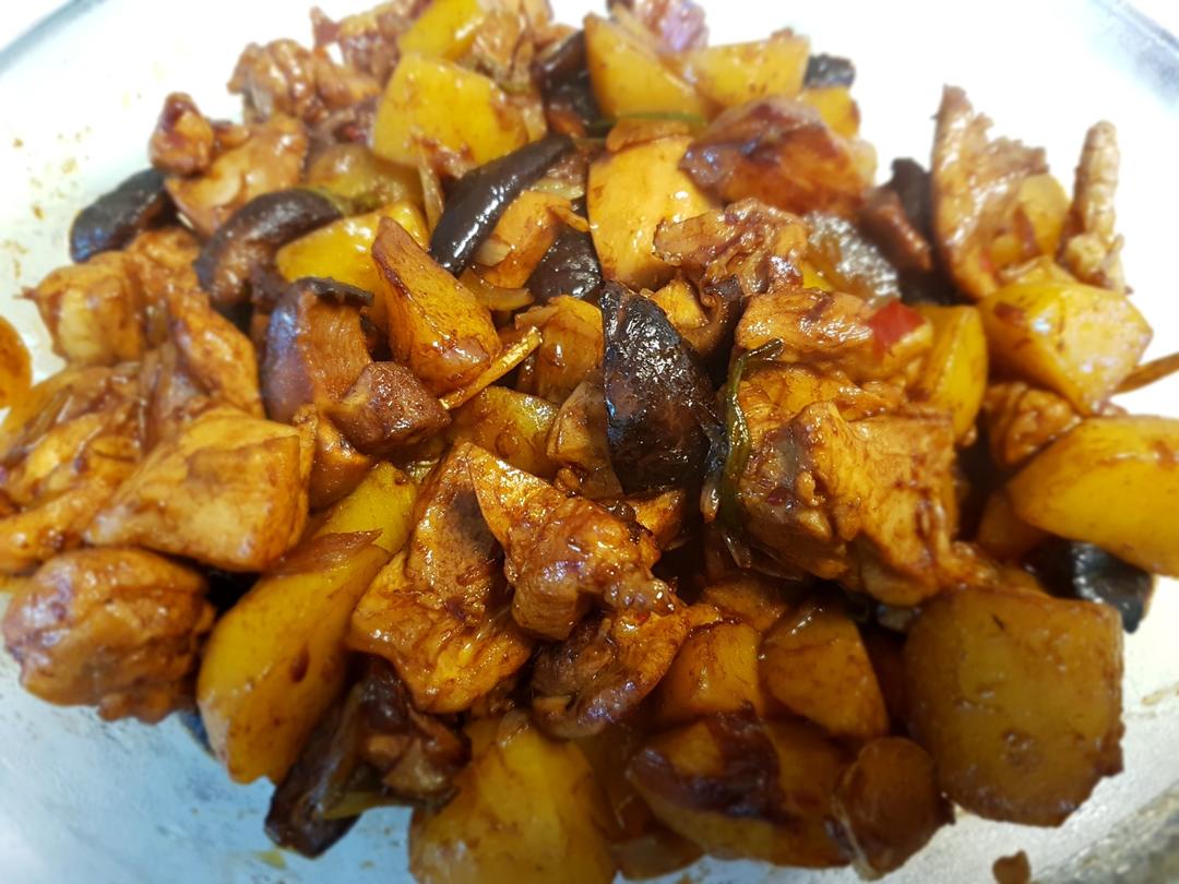 hanwenhanwen做的香菇鸡肉炖土豆