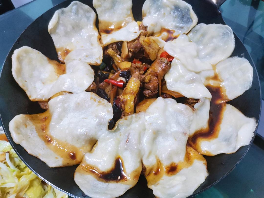 地锅鸡，教你贴饼子好吃的小技巧~