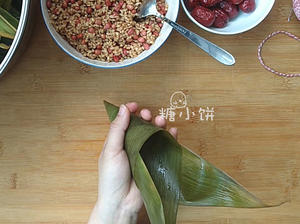 【红糖红豆红枣粽子】细锥形（牛角形）的做法 步骤6