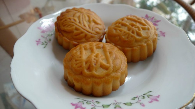 广式蛋黄莲蓉月饼