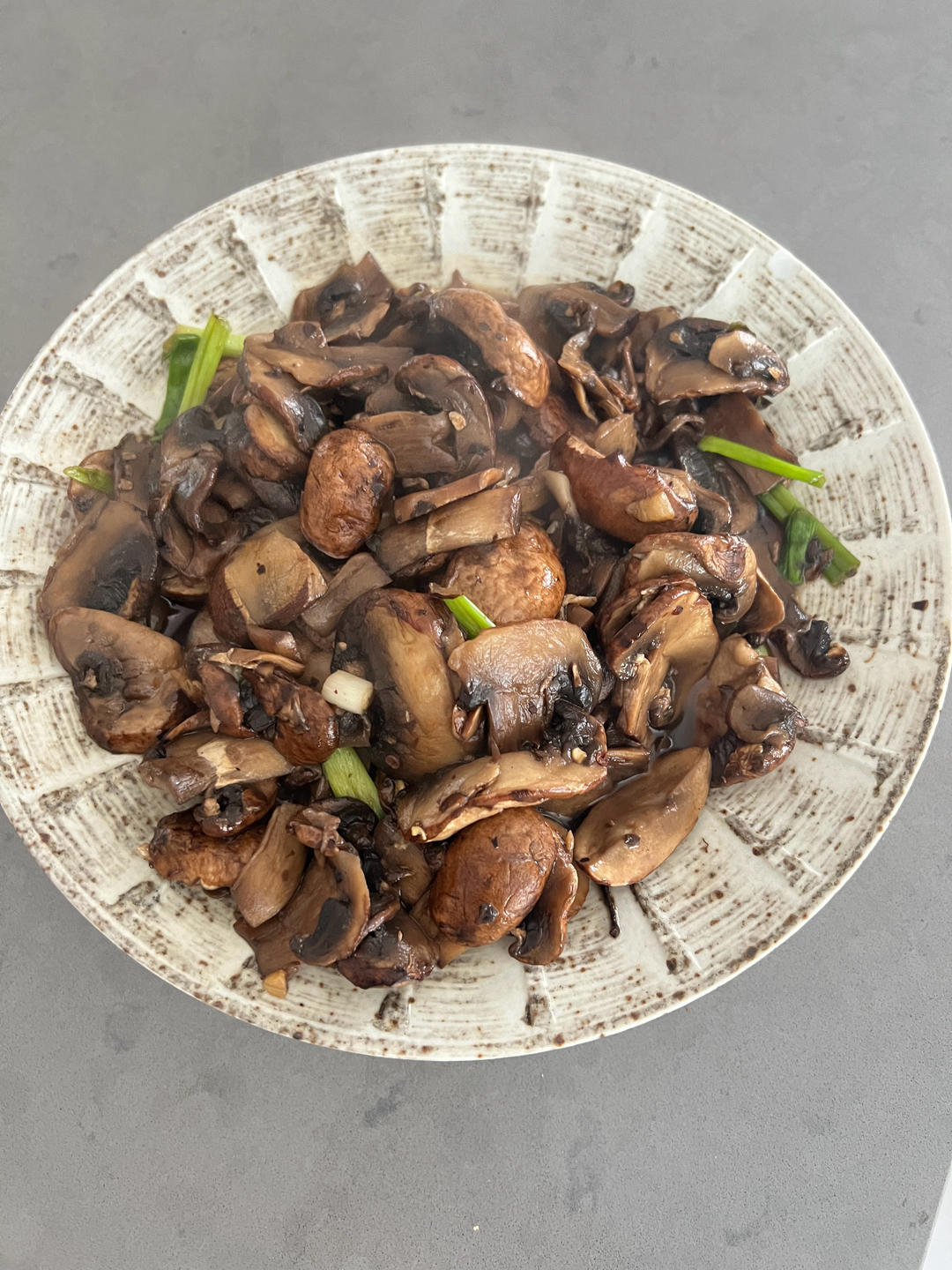 鲜香嫩滑！好吃不胖的蒜香炒口蘑！