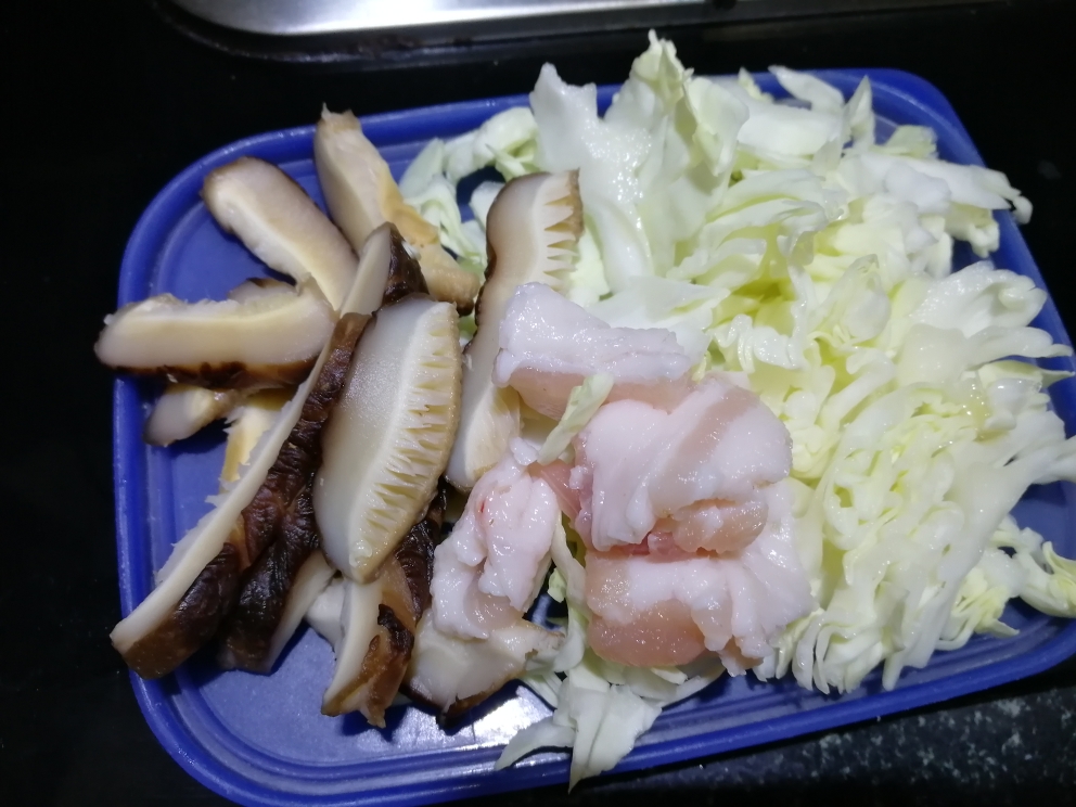 一人食：五花肉包菜冬菇焖饭的做法 步骤1