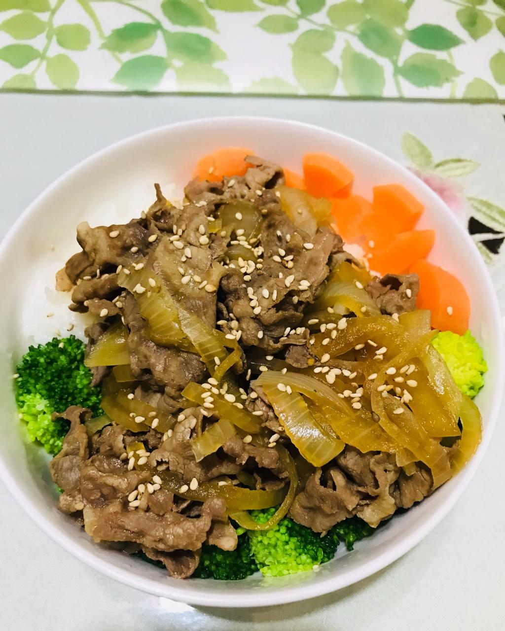 日式肥牛饭+厚蛋烧便当+菠萝橙子汁【曼达小馆】