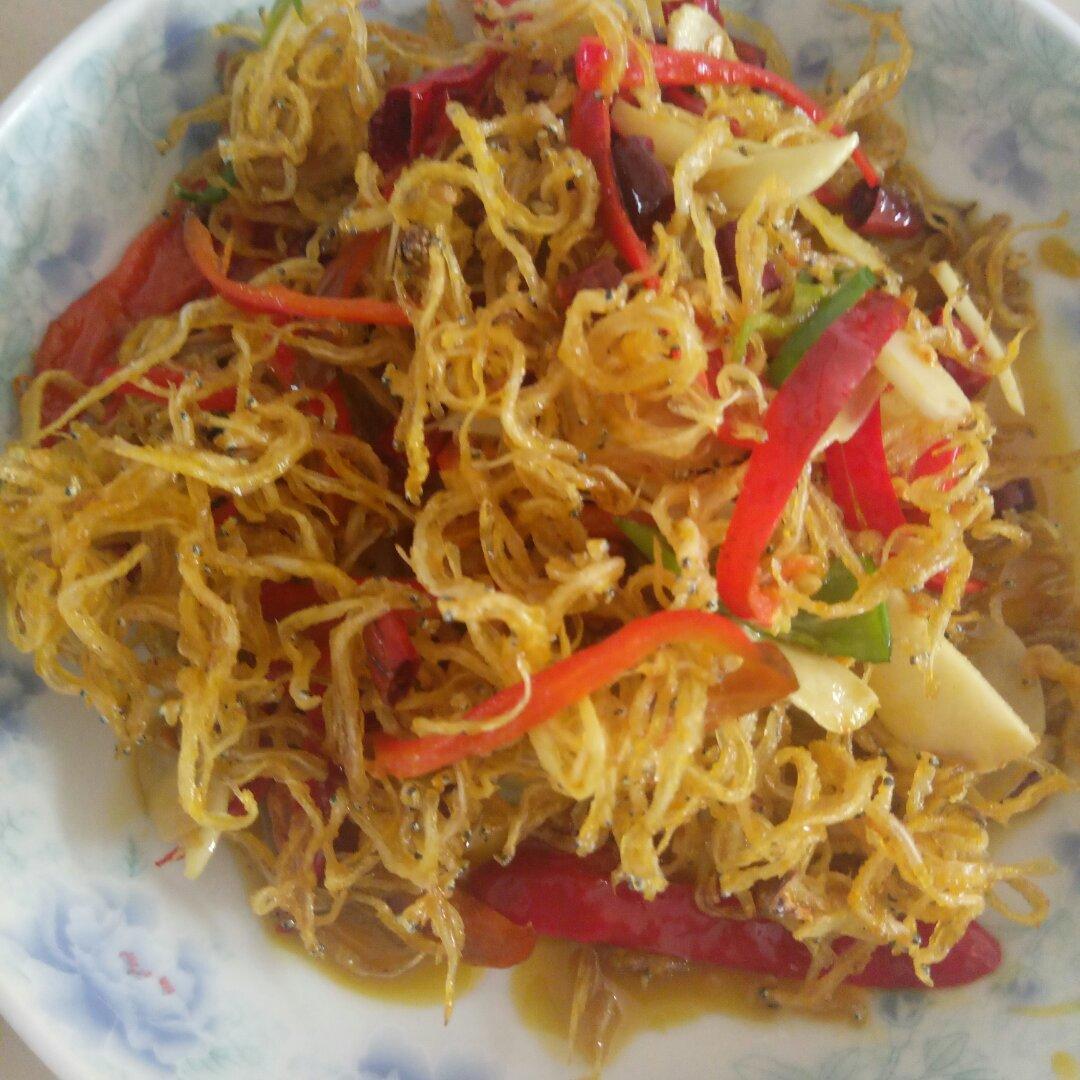煎炒小银鱼