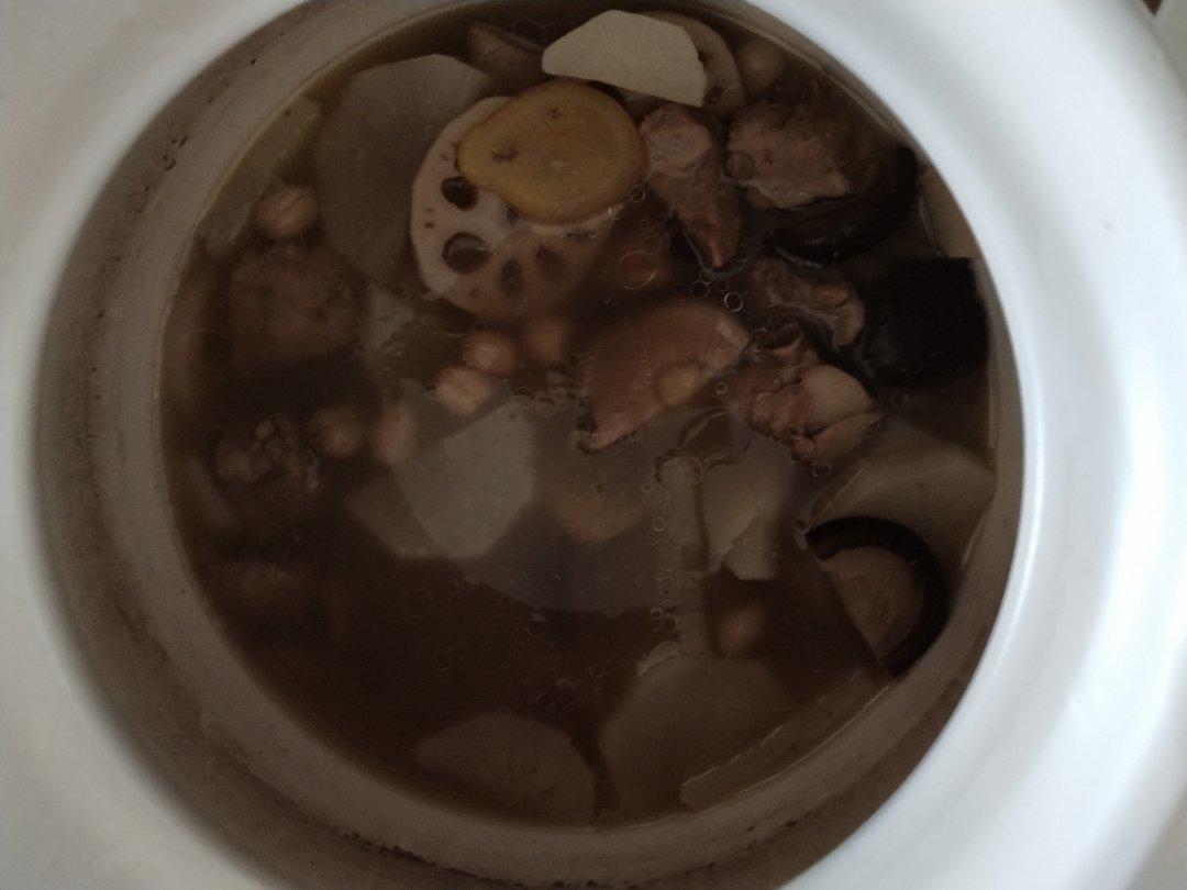 莲藕花生排骨汤