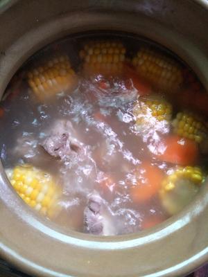 玉米红萝卜骨头汤的做法 步骤5